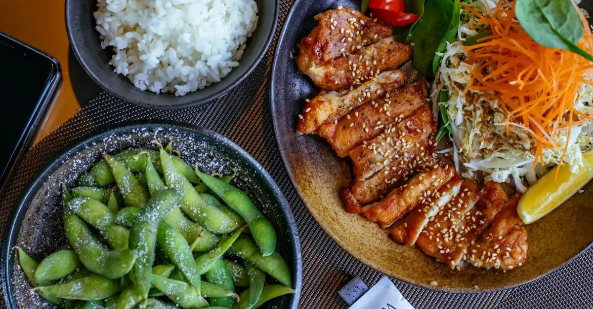 収穫した枝豆を塩ゆでと冷凍保存に分ける台所の様子